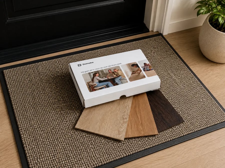 Domoba stalenbox met houten vloerstalen op een deurmat bij de voordeur